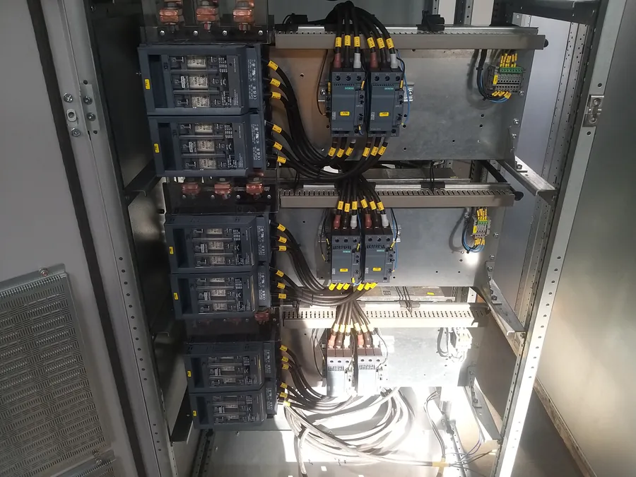 Ana pano kolonu içinde PLC ve kontrol ekipmanları